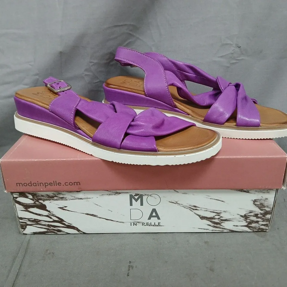 BOXED PAIR OF MODA IN PELLE OLANNA TWISTED STRAP WEDGE SANDALS IN PURPLE SIZE 7