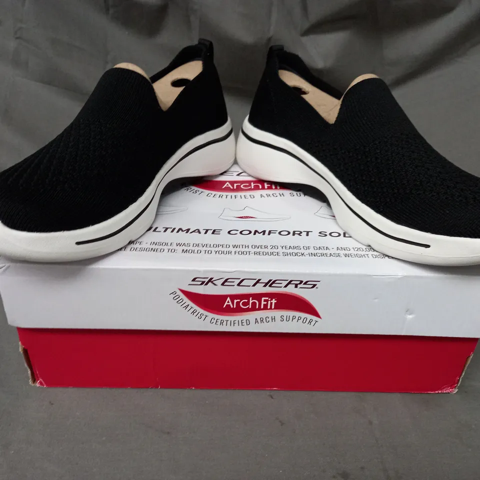BOXED PAIR OF SKECHERS DELORA TRAINERS IN BLACK SIZE 6