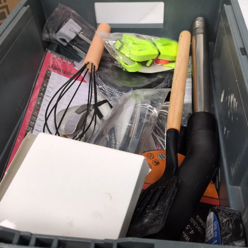 TOTE OF APPROXIMATELY 15 ASSORTED ITEMS TO INCLUDE CUTLERY STEEL, DESKTOP VACUUM CLEANER, GOOD THING WATER BOTTLE, SOMA FIX ETC