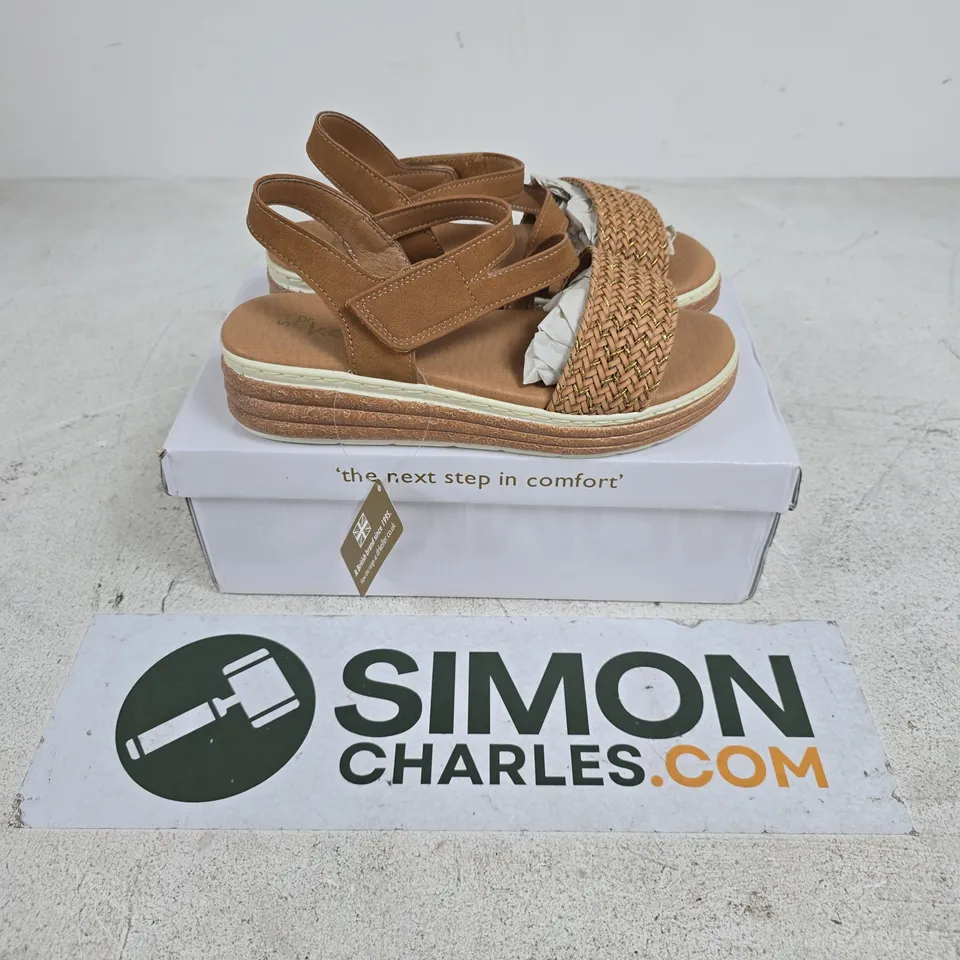 BOXED PAIR OF DR KELLER SUKI SANDALS IN TAN - SIZE 5