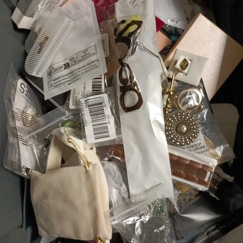 APPROXIMATELY 25 ASSORTED JEWELLERY PRODUCTS TO INCLUDE EARRINGS, WATCH, BRACELETS ETC 