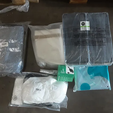 PALLET OF ASSORTED HOMEWARE ITEMS TO INCLUDE TOTE BAGS, WOMENS CLOTHES, STORAGE TRAYS ETC