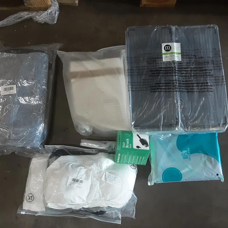 PALLET OF ASSORTED HOMEWARE ITEMS TO INCLUDE TOTE BAGS, WOMENS CLOTHES, STORAGE TRAYS ETC
