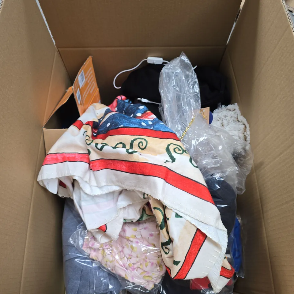 BOX OF APPROXIMATELY 20 ASSORTED HOUSEHOLD ITEMS TO INCLUDE CLOTHING ETC