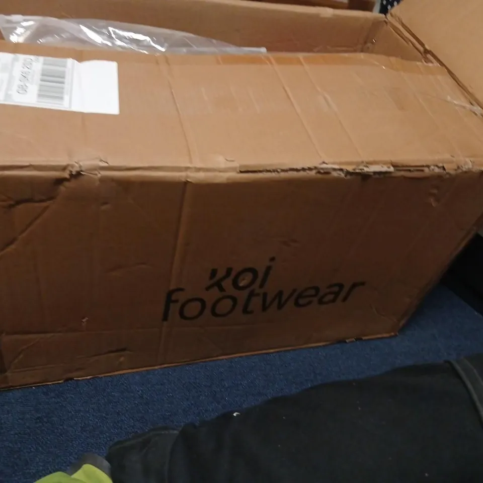 LARGE QUANTITY OF ASSORTED SHOES AND FOOTWEAR