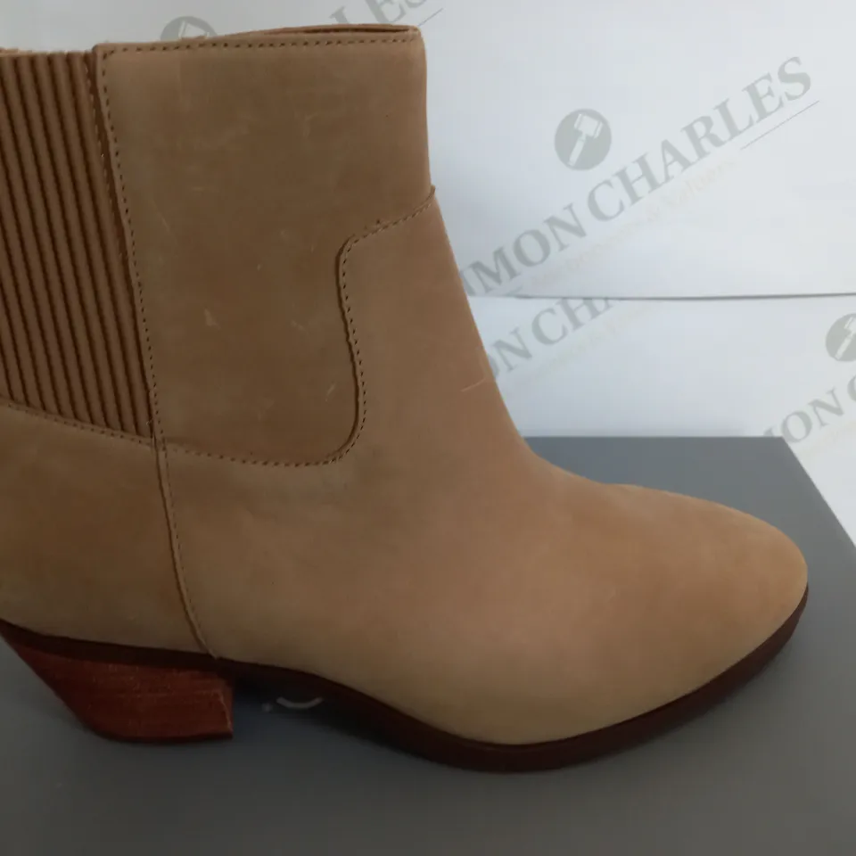 BOXED PAIR OF VIONIC LOW HEEL ANKLE BOOTS IN TAN SIZE 6.5
