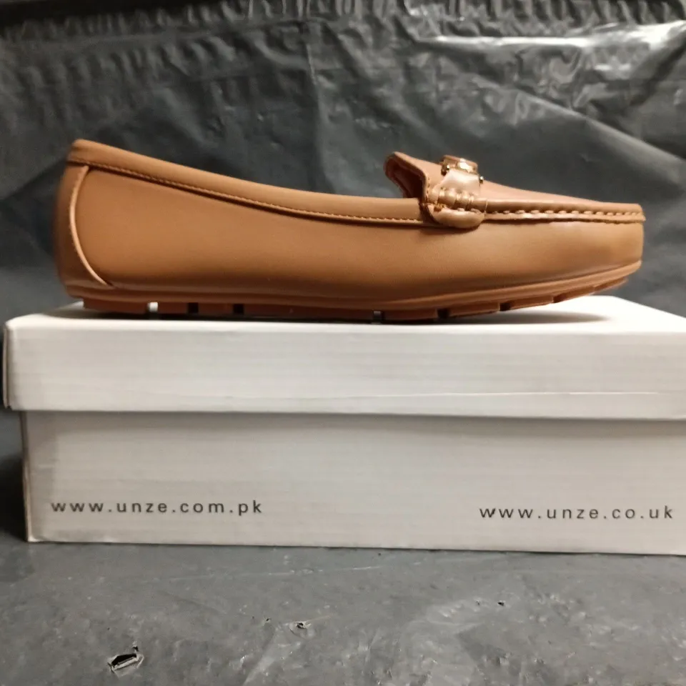 BOXED PAIR OF UNZE SHOES IN LIGHT BROWN SIZE UK 5