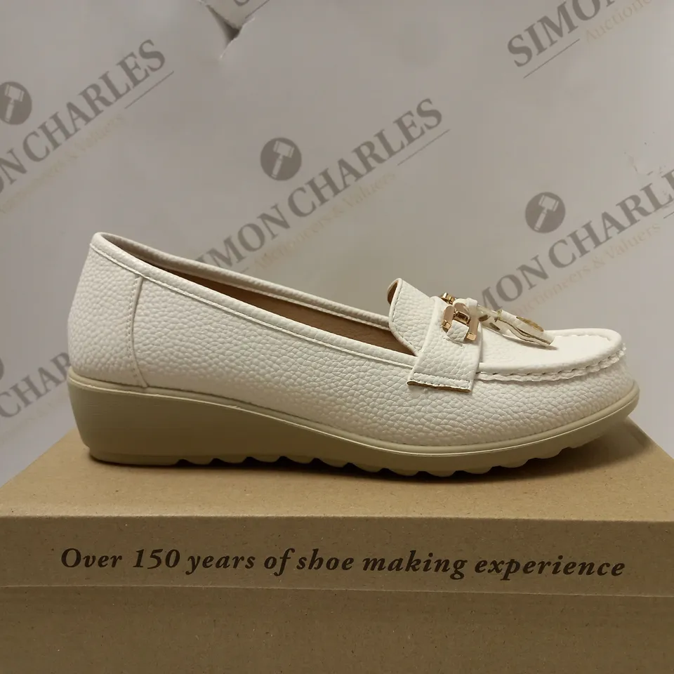 BOXED CUSHION-WALK LOAFERS, WHITE - SIZE 7