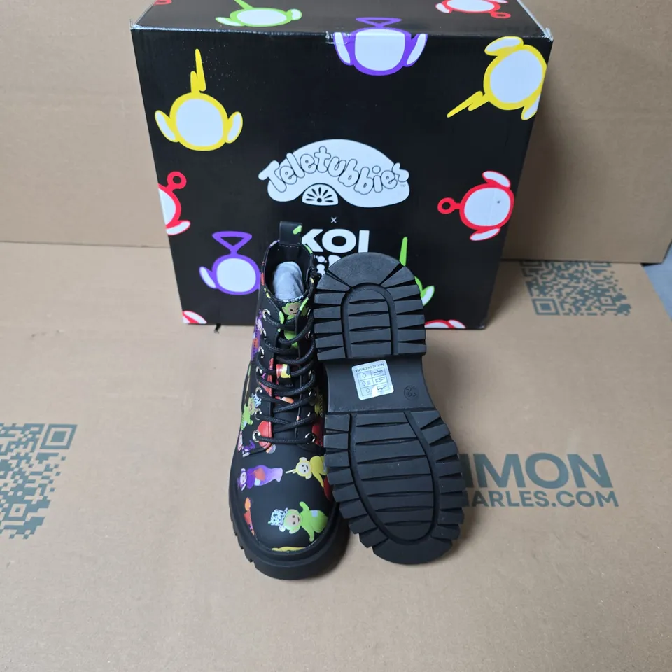 BOXED PAIR OF KOI TELETUBBIES SUPERDOME KIDZ BOOTS - KIDS UK SIZE 12