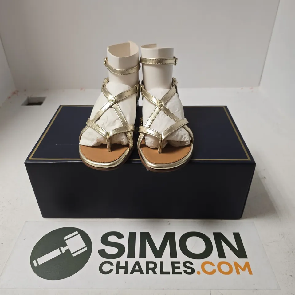 BOXED PAIR OF FAIRFAX & FAVOR WOMENS BRANCASTER SANDALS IN GOLD LEATHER - UK 3
