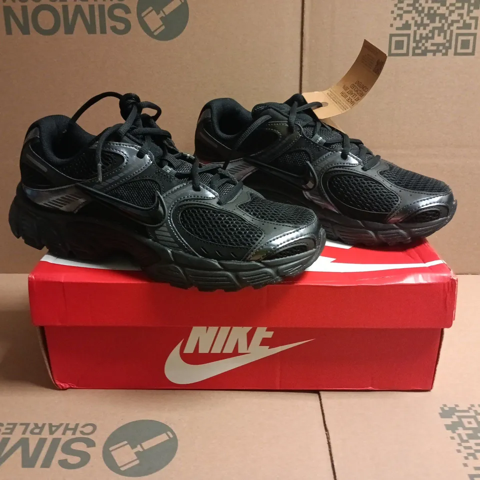 BOXED PAIR OF NIKE V5 RNR TRAINERS IN BLACK SIZE UK 8