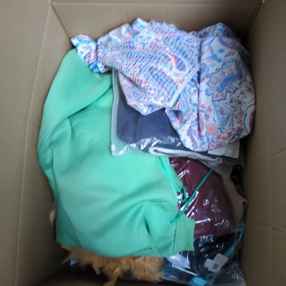 ASSORTED CLOTHING BUNDLE IN BOX 