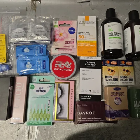 APPROXIMATELY 20 ASSORTED HEALTH & BEAUTY ITEMS TO INCLUDE BIO-PILIXIN CONDITIONER, BRYLCREAM AND SUNCARE LIPSCREEN
