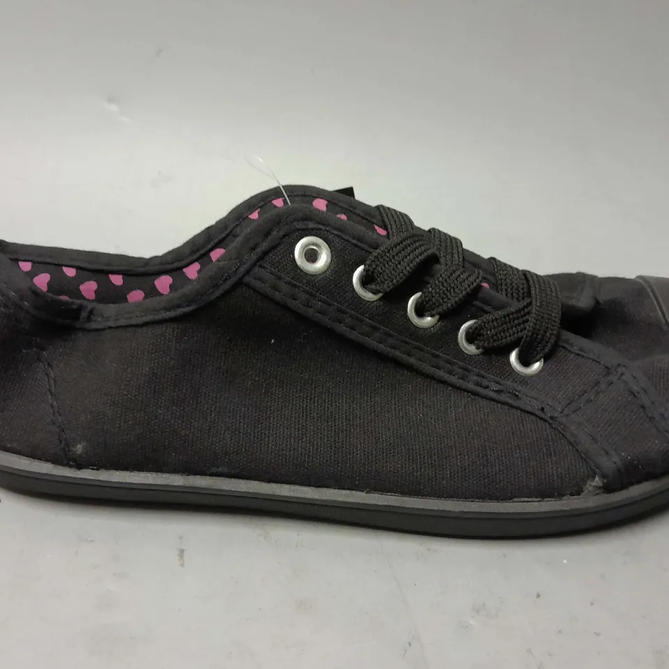 APPROXIMATELY 15 GEORGE LOVE YOUR SHOES PUMPS IN BLACK IN SIZE 4