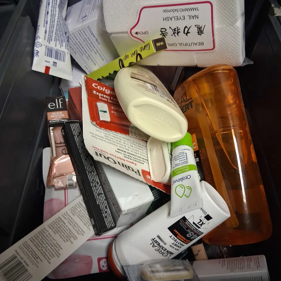 APPROXIMATELY 35 ASSORTED HEALTH AND BEAUTY PRODUCTS TO INCLUDE; GIVE ME, LOREAL, DOVE AND TED BAKER