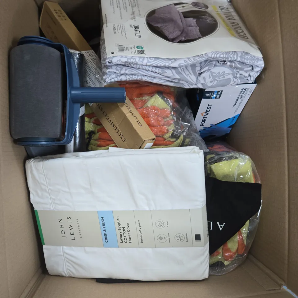 APPROXIMATELY 15 ASSORTED HOUSEHOLD PRODUCTS TO INCLUDE DUVET SET, PAINT ROLLER AND RUBBER GLOVES