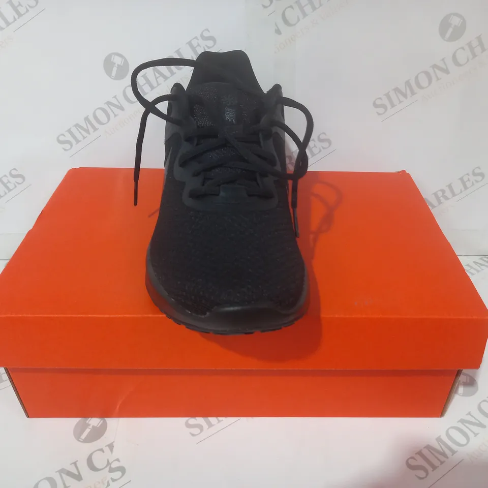 BOXED PAIR OF NIKE REVOLUTION 6 NN SHOES IN BLACK UK SIZE 7