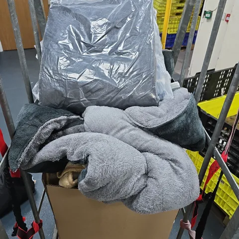 CAGE OF ASSORTED ITEMS TO INCLUDE - GRAY THROW - WALLPAPER - COLLECTION ONLY  