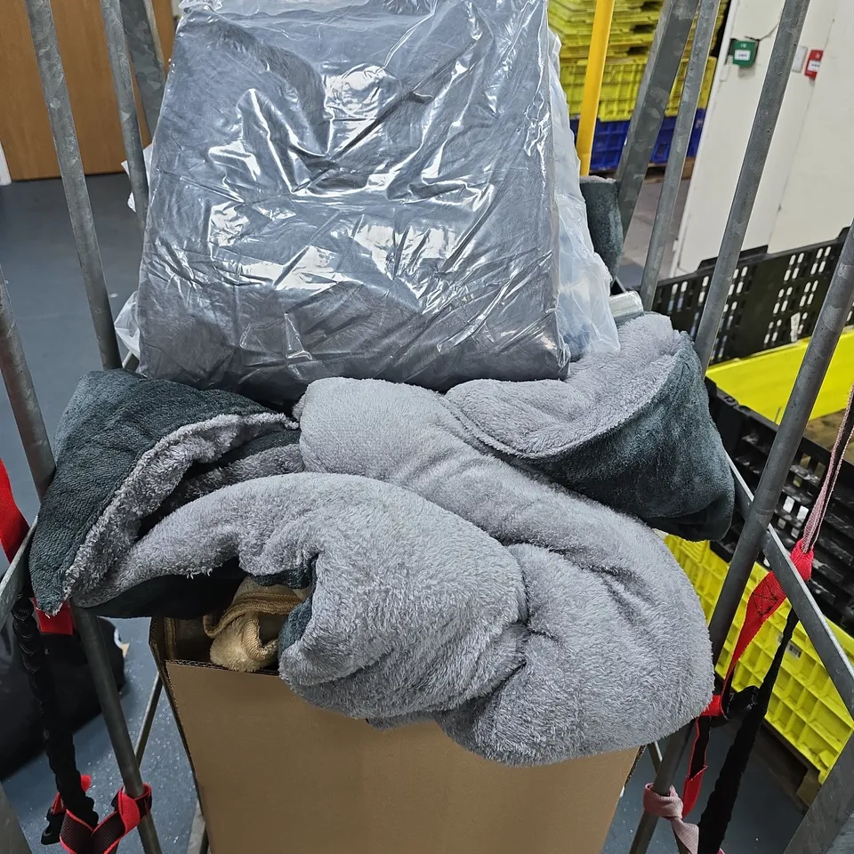 CAGE OF ASSORTED ITEMS TO INCLUDE - GRAY THROW - WALLPAPER - COLLECTION ONLY  