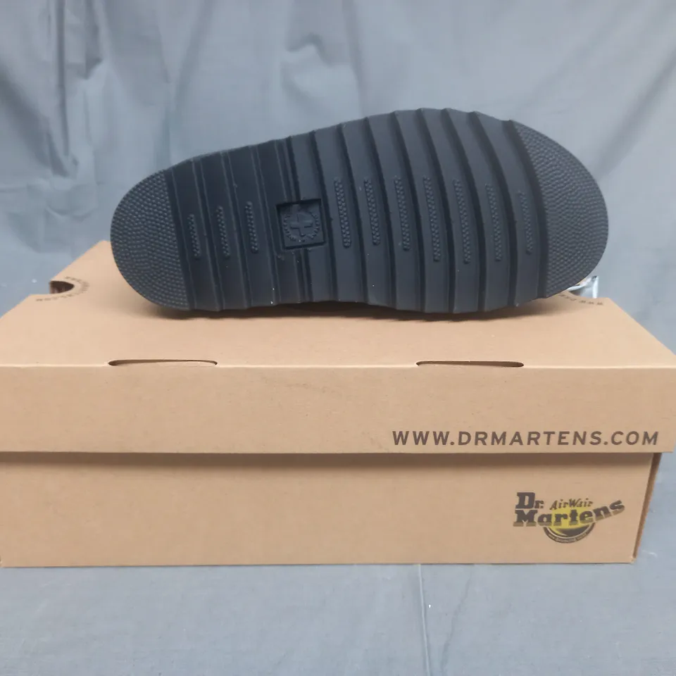BOXED PAIR OF DR MARTENS PLATFORM SANDALS IN CREAM UK SIZE 5
