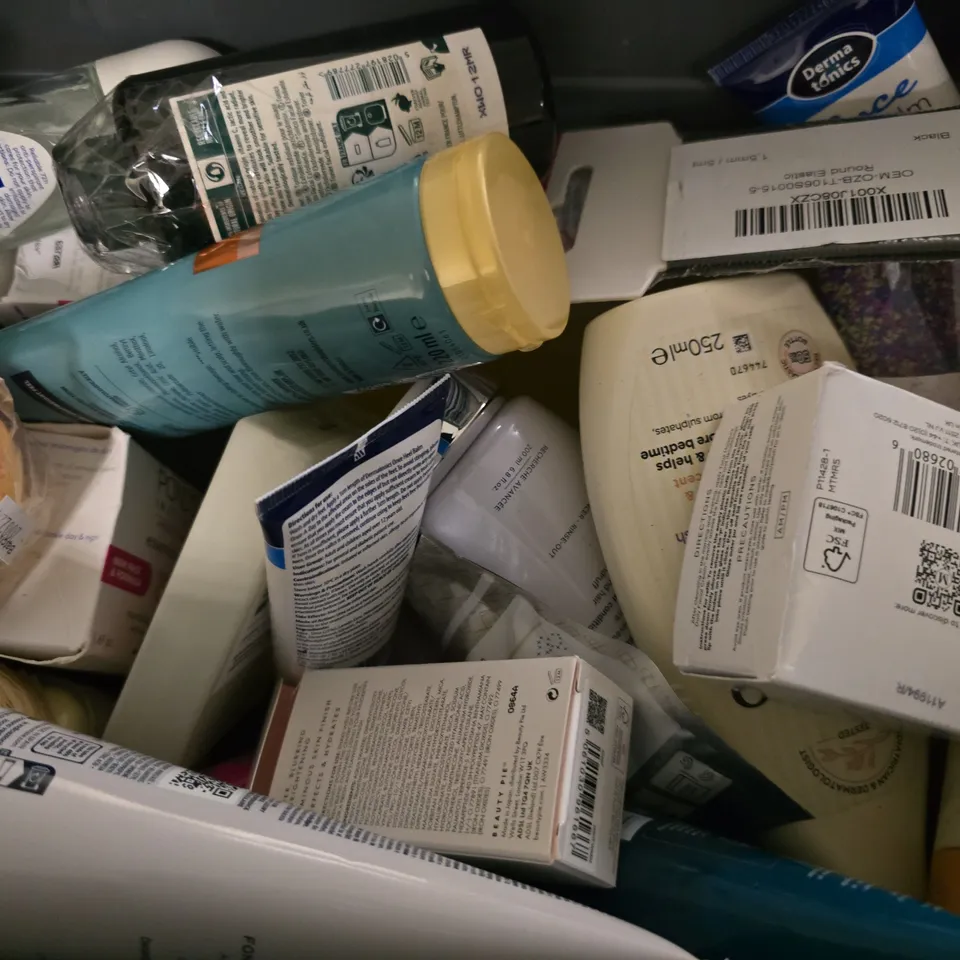 APPROXIMATELY 15 ASSORTED HEALTH & BEAUTY ITEMS TO INCLUDE - HEAD & SHOULDERS , SQUATCH ALPINE SAGE , COCONUT LOVE TAN TANNING OIL ETC