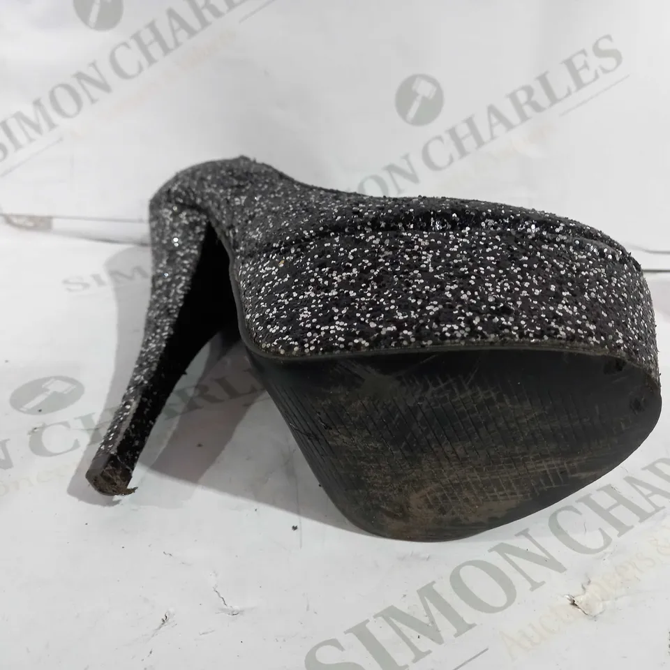 PAIR OF BOOHOO PLATFORM STILETTO COARSE GLITTER HEELS - BLACK - 4 UK