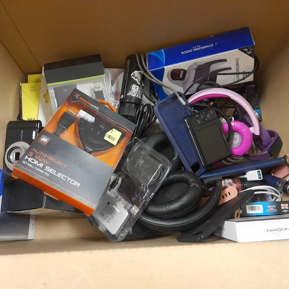 LOT OF APPROX 20 ASSORTED ITEMS TO INCLUDE- SCREEN PROTECTORS - PS5 CHARGING DOCK - HDMI SECLECTOR ECT