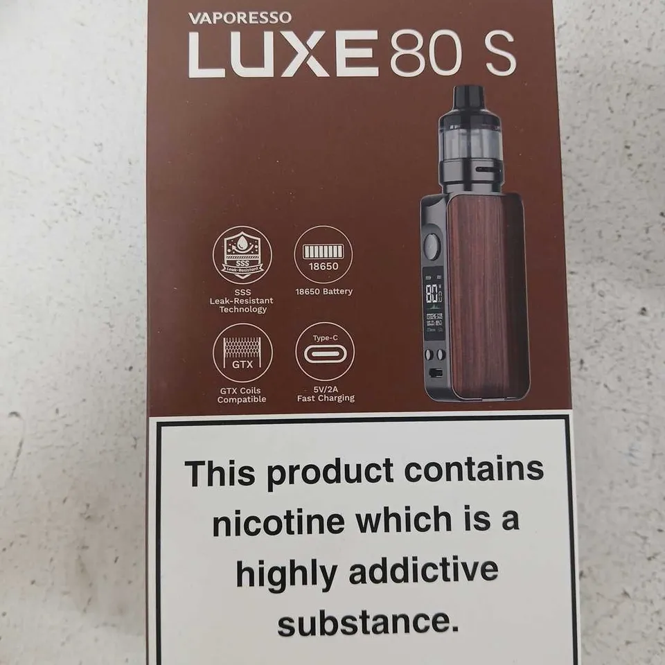 BOX OF APPROXIMATELY 35 ASSORTED E-CIGARETTES AND COMPONENTS TO INCLUDE: VAPORESSO LUXE 80 S DEVICE KIT 