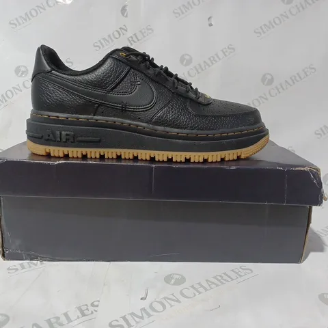 BOXED PAIR OF NIKE AIR FORCE 1 LUXE SHOES IN BLACK UK SIZE 9