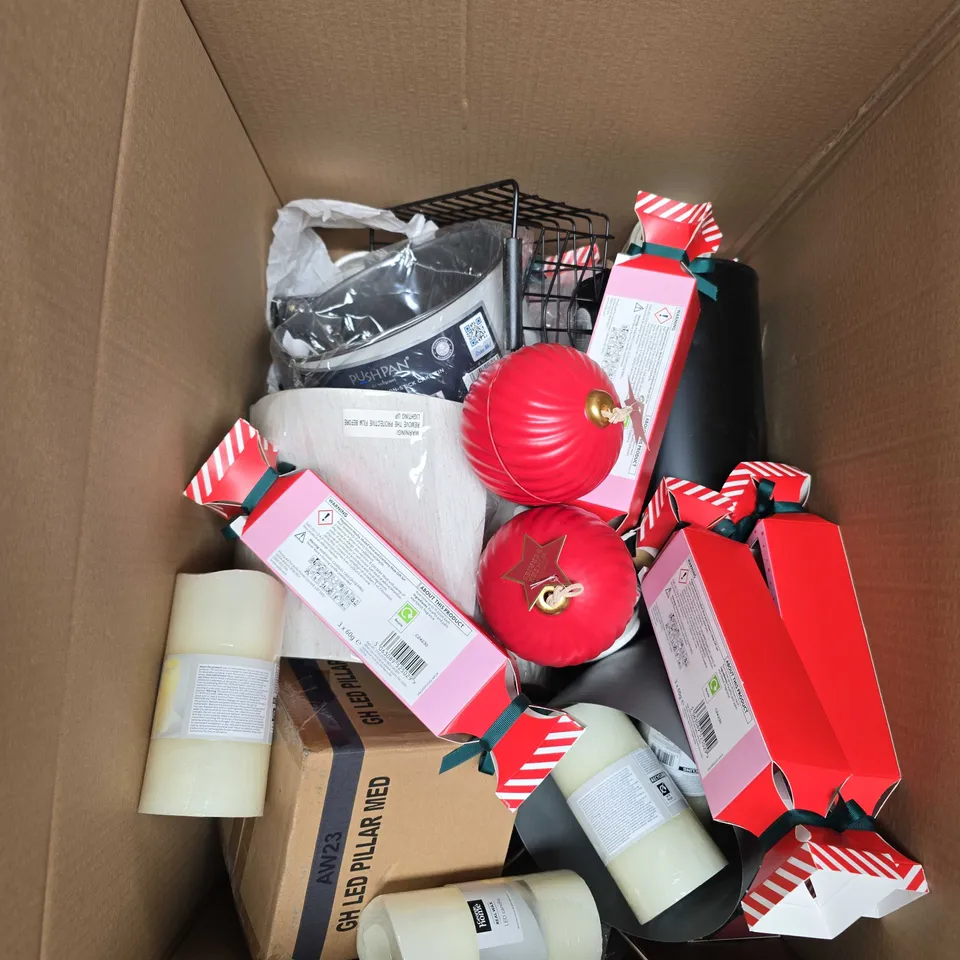 APPROXIMATELY 15 ASSORTED HOUSEHOLD PRODUCTS TO INCLUDE SCENTED CANDLES, CAKE TIN, LED CANDLE ETC