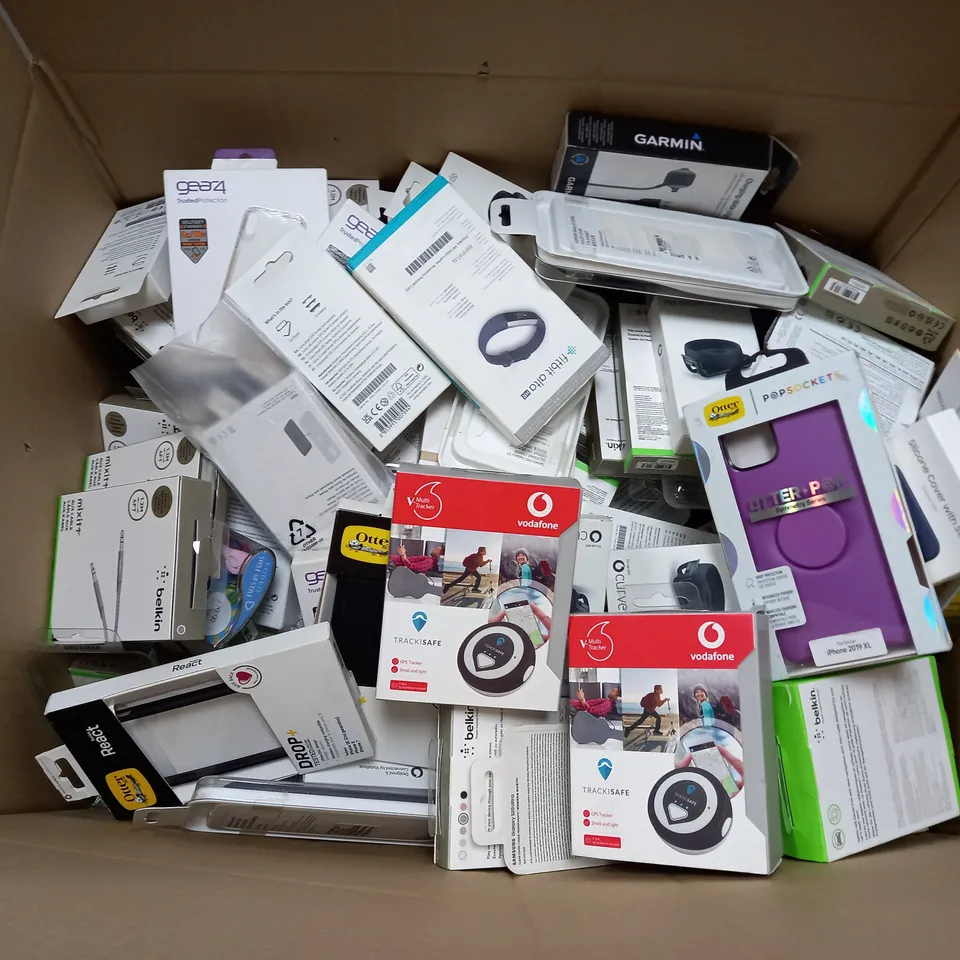 BOX OF APPROX 30 ASSORTED ITEMS TO INCLUDE - QUAD LOCK BIKE KIT , OTTER STRADA VIA SAMSUNG GALAXY S22 , BELKIN AUX CABLE ETC