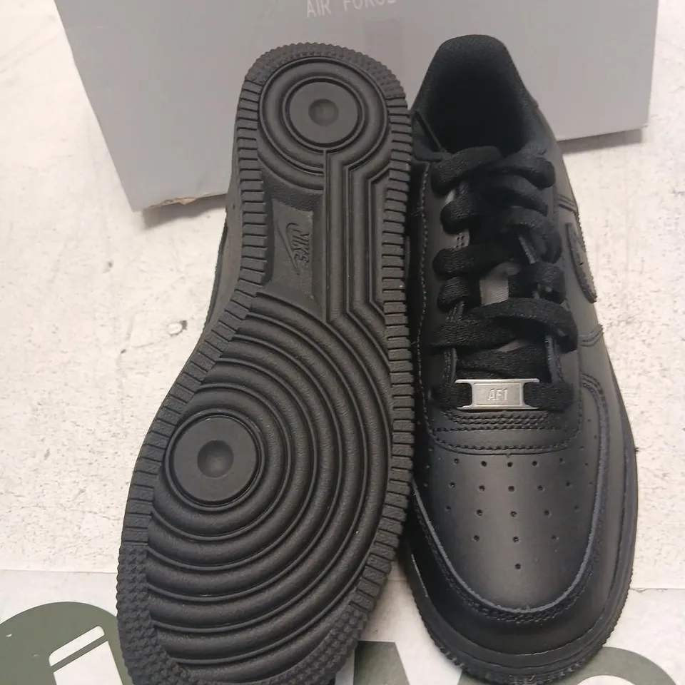 NIKE AIR FORCE 1 LE (GS) BLACK SNEAKERS – UK5