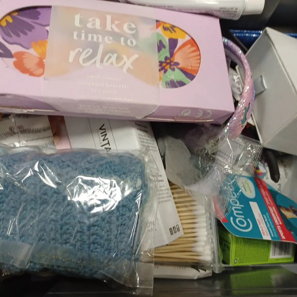 BOX OF APPROX 20 ASSORTED HEALTH AND BEAUTY ITEMS TO INCLUDE - SIDAS SHIN PROTECTORS - TEA TREE OIL - HAIR CHALK 34 POWDERS FOR HAIR ECT