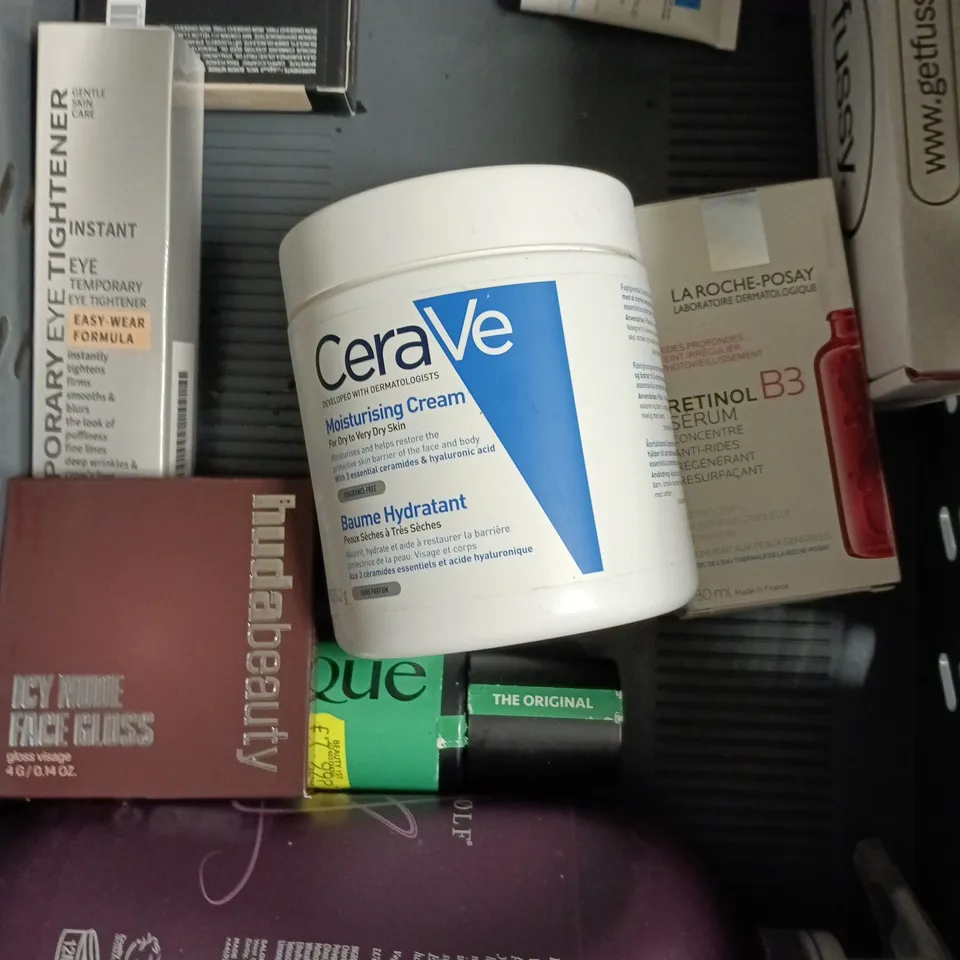 APPROXIMATELY 10 ASSORTED HEALTH & BEAUTY PRODUCTS TO INCLUDE EYE TIGHTENER, CERAVE CREAM, EASY BLUR PRIMER ETC 