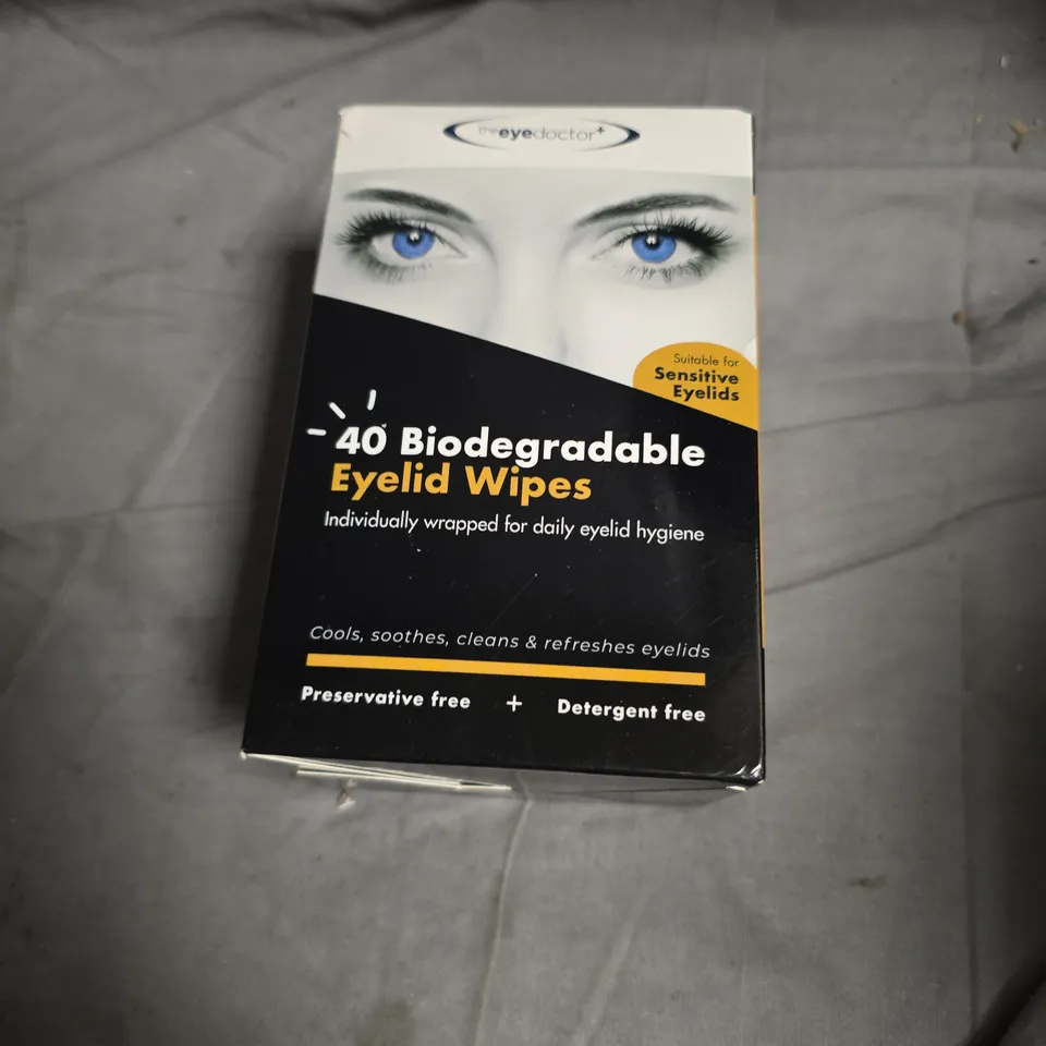 APPROXIMATELY 15 ASSORTED HEALTH AND BEAUTY PRODUCTS INCLUDING TRAVEL MAKE UP MIRROR , EYELID WIPES AND 6 IN 1 DERMA ROLLER SYSTEM 