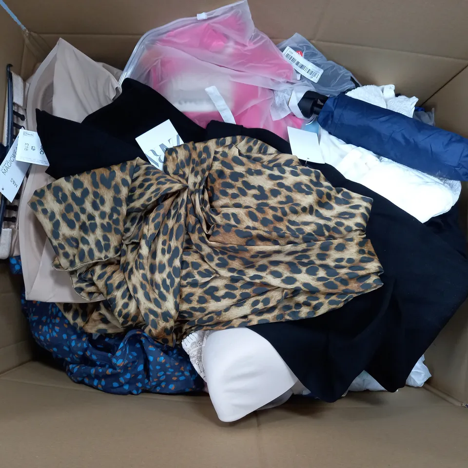 APPROXIMATELY 25 ASSORTED CLOTHING ITEMS IN VARIOUS SIZES TO INCLUDE TOPS, TROUSERS, DRESSES, ETC