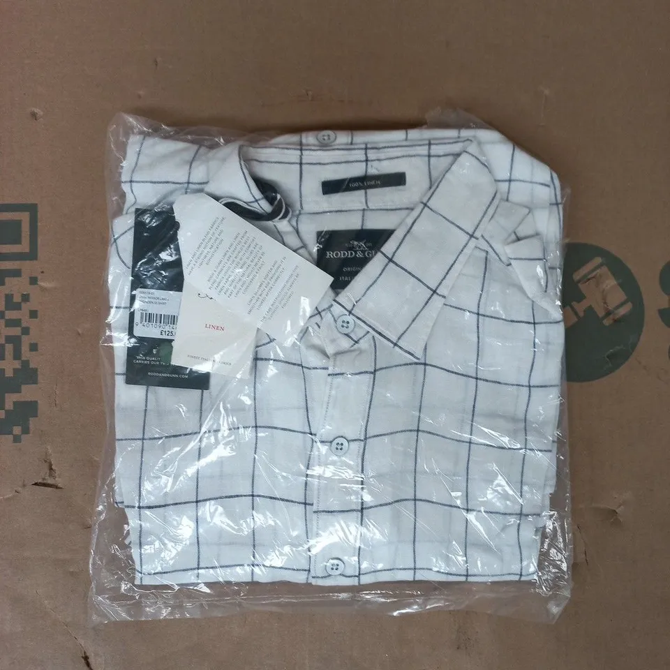 BAGGED RODD & GUNN AVONDEN SHORT SLEEVE SHIRT IN WHITE/BLUE SIZE MEDIUM