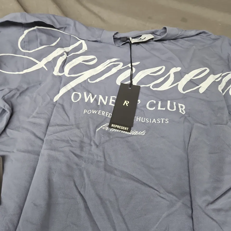 REPRESENT OWNERS CLUB SCRIPT T-SHIRT – DUSTY BLUE, SIZE M