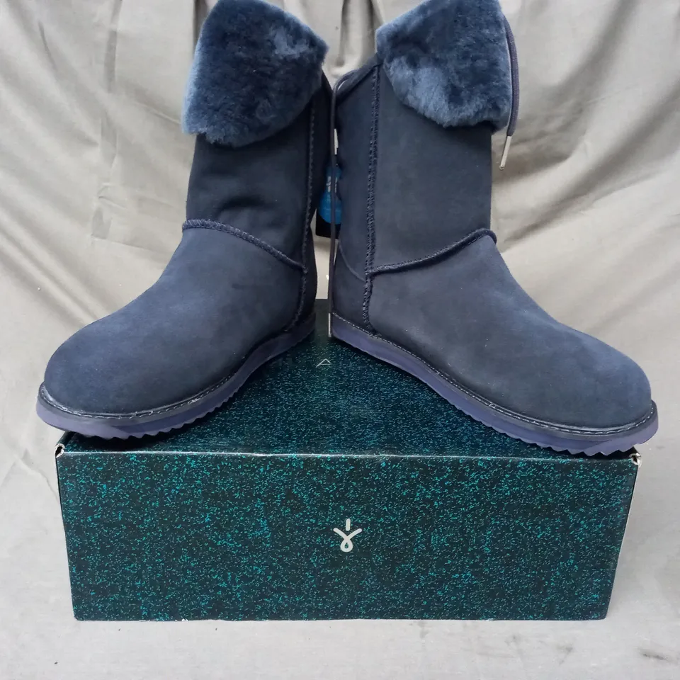 BOXED PAIR OF EMU AUSTRALIA BOOTS IN MIDNIGHT SIZE 9