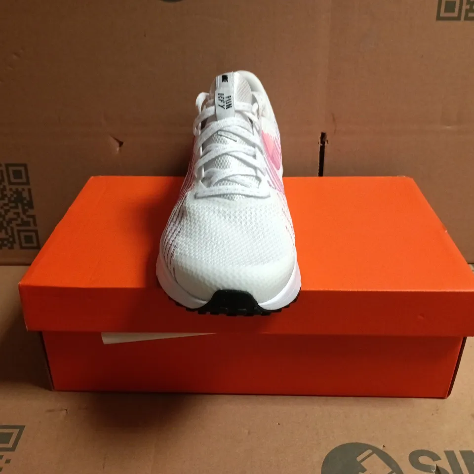 BOXED PAIR OF NIKE RUN DEFY TRAINERS IN WHITE/MULTI SIZE UK 7.5