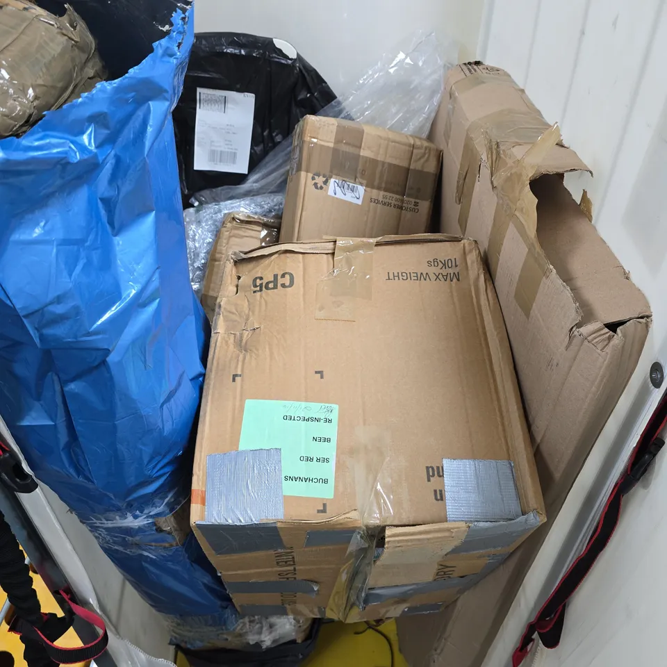 APPROXIMATELY 10 ASSORTED DAMAGED ITEMS TO INCLUDE NOVELTY LAMP, CLOTHING HANGERS, RADIATOR COVER, ETC - COLLECTION ONLY