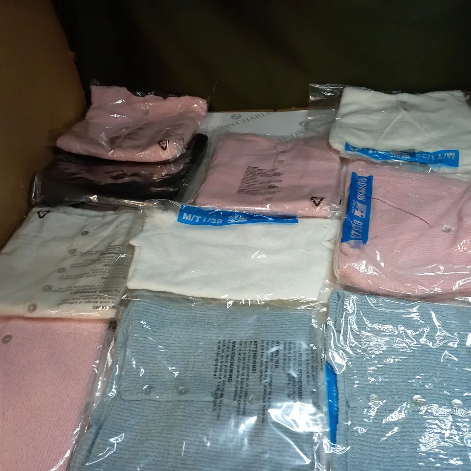 LOT OF APPROX 10 ASSORTED CLOTHING ITEMS IN VARIOUS SIZES