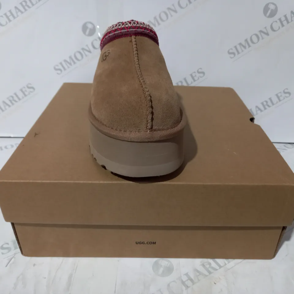 BOXED PAIR OF UGG WTAZZ SHOES IN TAN UK SIZE 4