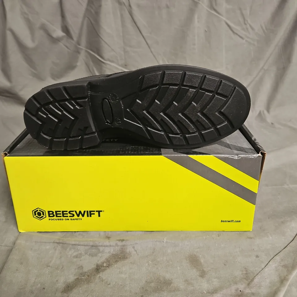 BOXED PAIR OF BEESWIFT SAFETY SHOES IN BLACK SIZE UK 7