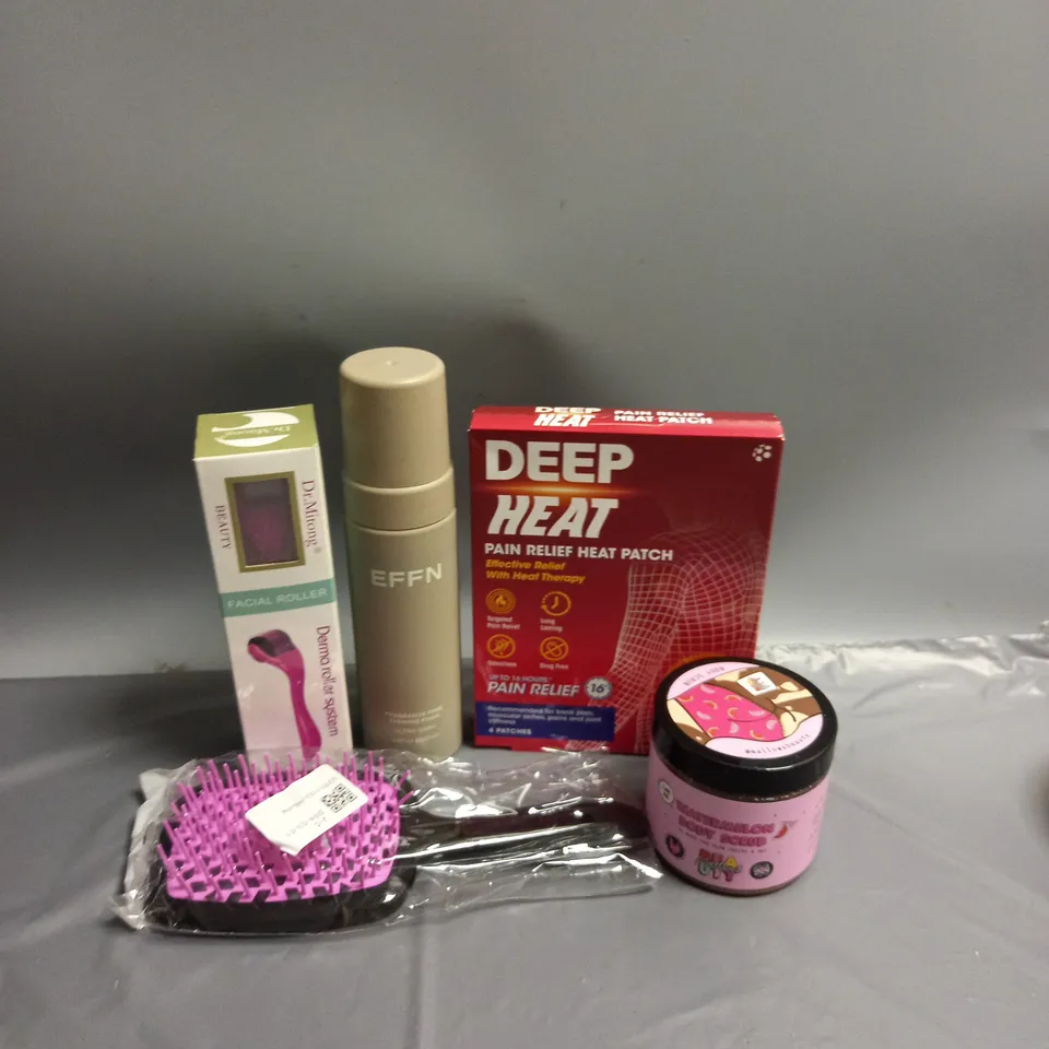 BOX OF APPROXIMATELY 20 COSMETIC ITEMS TO INCLUDE - deep heat pain relief patch - facial derma roller - hair brush - ETC 