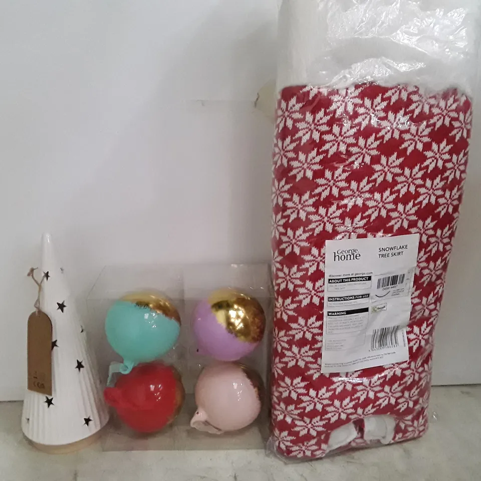 BOX CONTAINING APPROXIMATELY 7 ASSORTED BRAND NEW CHRISTMAS DECORATIONS 