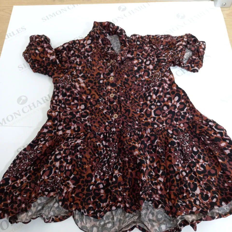 LARGE QUANTITY OF CLOTHING ITEMS TO INCLUDE , SWEATERS, JEANS, T-SHIRTS, ETC