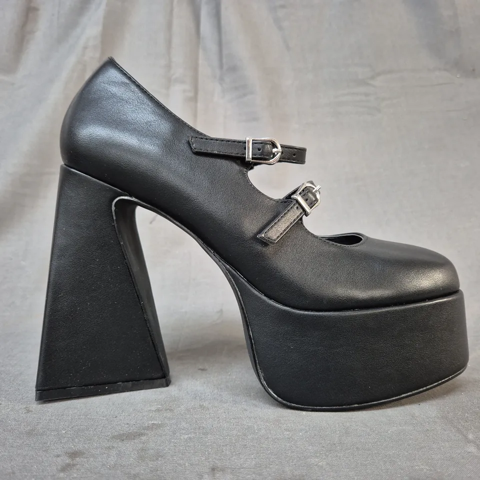 BOXED PAIR OF KOI CLOSED TOE PLATFORM BLOCK HEEL SHOES IN BLACK SIZE 6