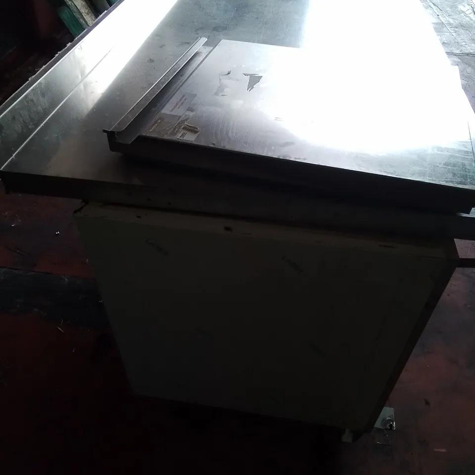 COMMERCIAL STAINLESS REFRIGERATED FOOD PREP COUNTER