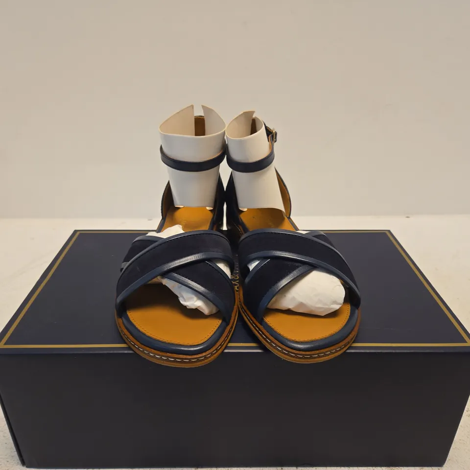 BOXED PAIR OF FAIRFAX AND FAVOR WOMENS VALENCIA SANDAL - UK SIZE 6